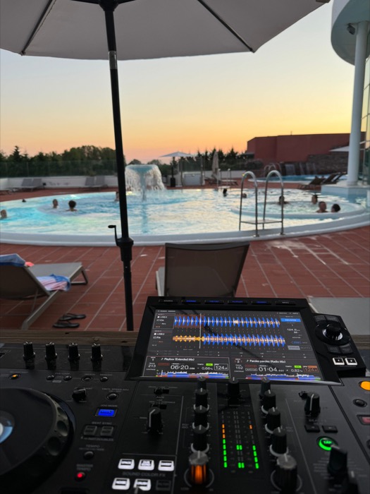 DJ en prestation en extérieur au coucher du soleil