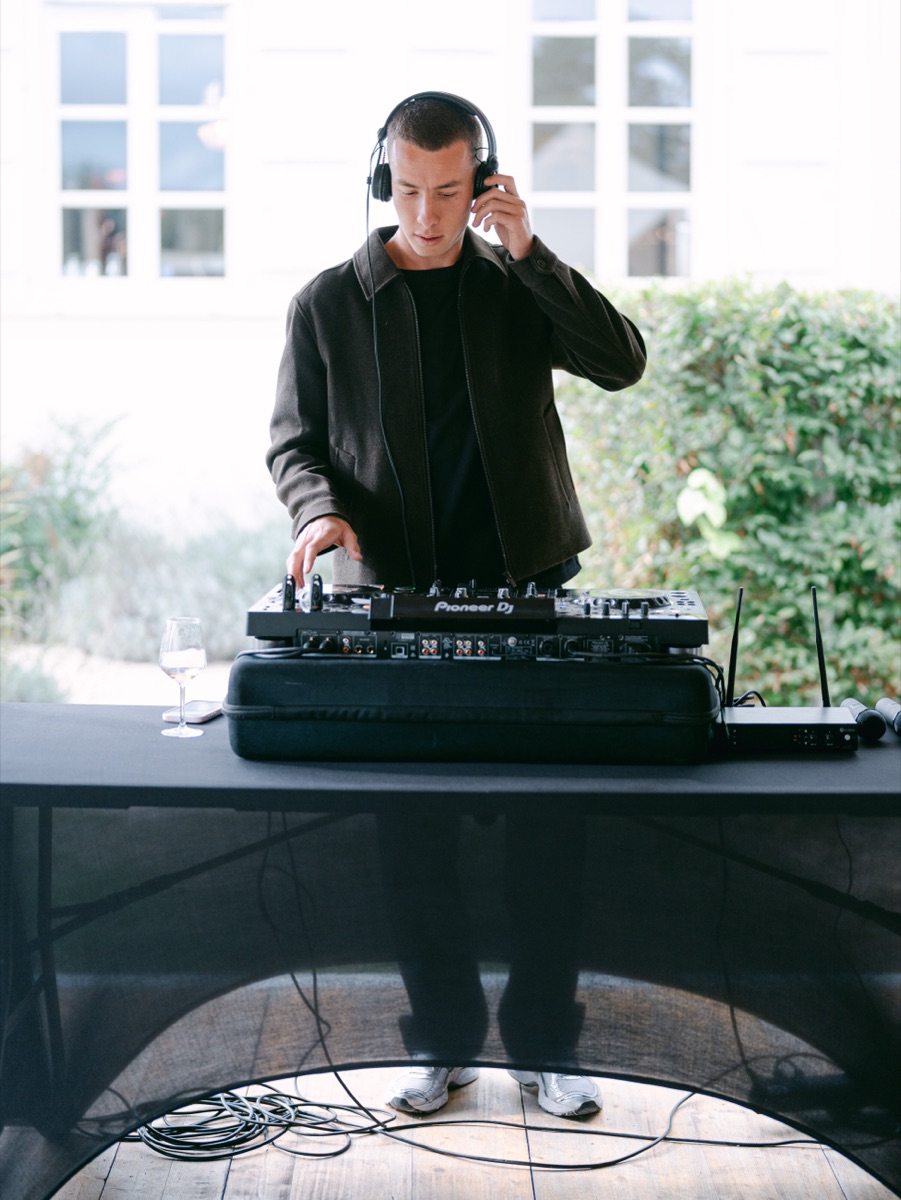 DJ aux platines lors d'un cocktail