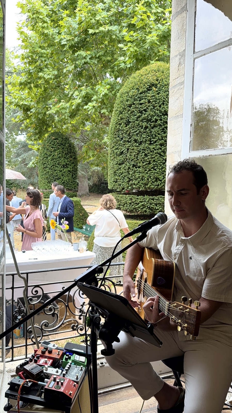 Antoine en live à la guitare
